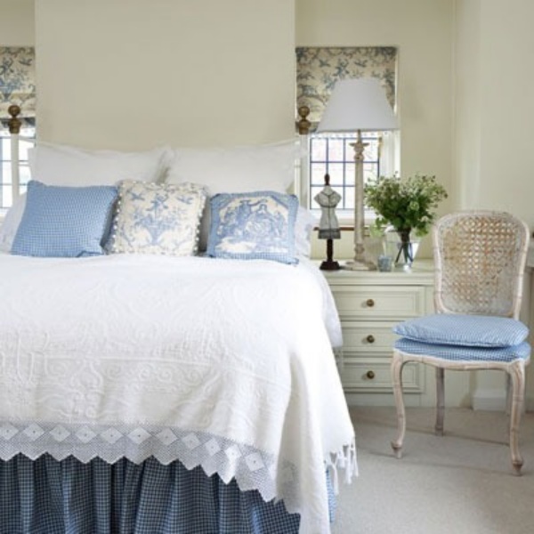 Sử dụng nội thất nhỏ xinh cùng một lọ hoa điểm tô sẽ khiến phòng ngủ nhỏ rực rỡ hơn.