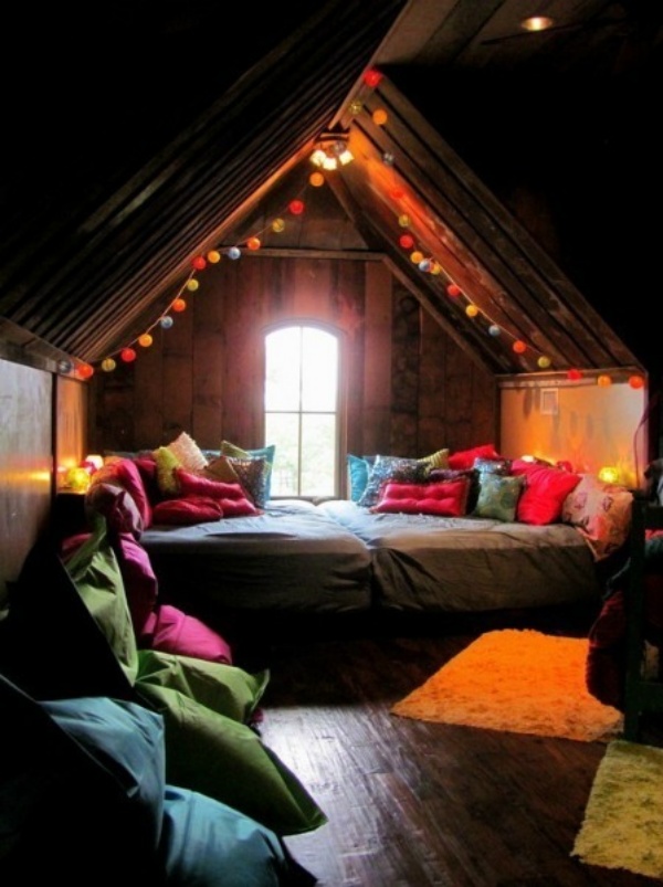 Một góc phòng áp mái được trang trí màu sắc phù hợp cho các kỳ nghỉ. Những chiếc gối ôm màu sắc ấm áp tô điểm cho giường và sàn gỗ.