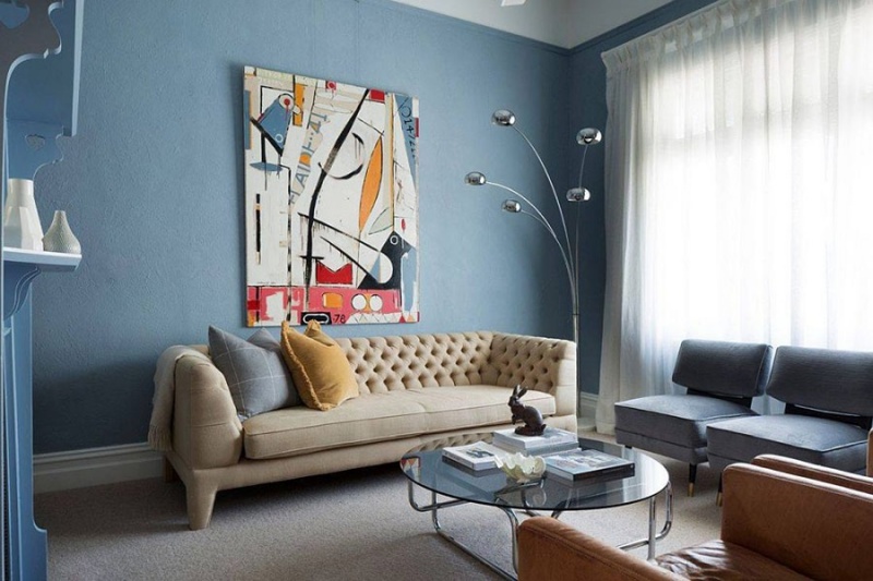 Các sắc thái nhẹ của màu xanh được sử dụng rộng rãi trong các phòng khách hiện đại.
