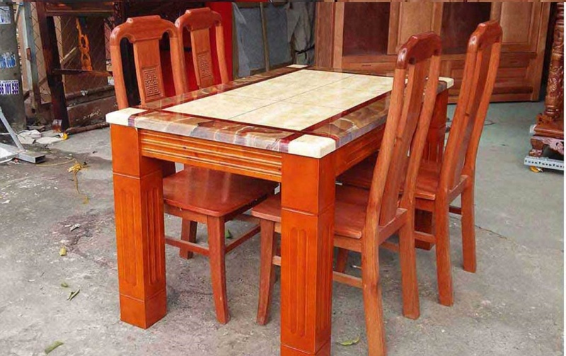 Mẫu bàn ăn thiết kế cổ điển rất được ưa chuộng