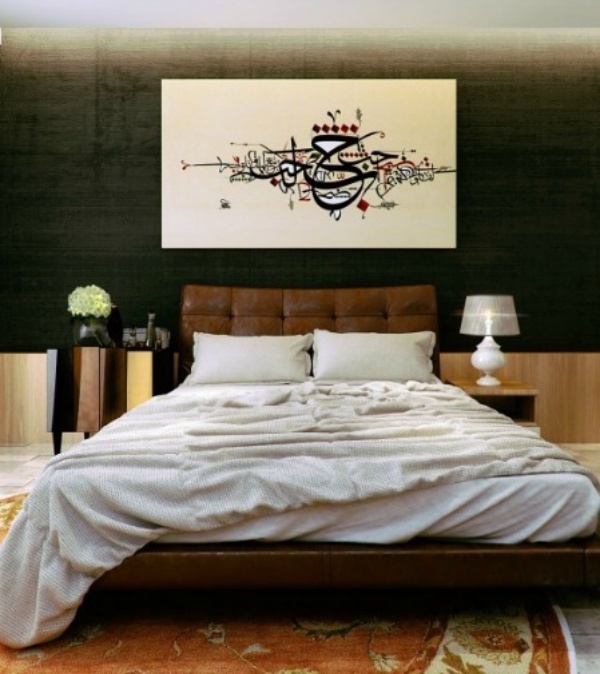 Một phòng ngủ ấm cúng với đầu giường sử dụng chất liệu da và thảm trải sàn mang phong cách Ba Tư.