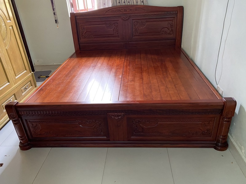 Giao giường gỗ gõ đỏ GN67 cho khách tại Củ Chi, TPHCM
