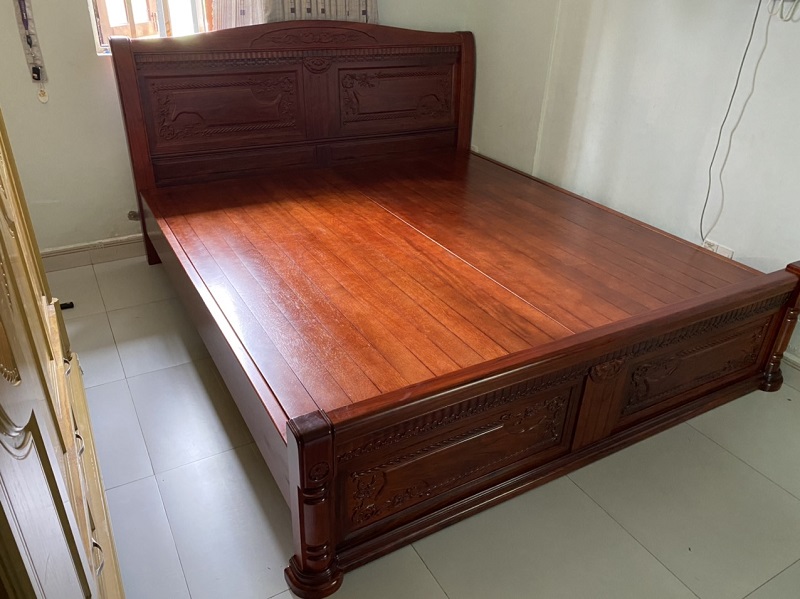 Giao giường gỗ gõ đỏ GN67 cho khách tại Củ Chi, TPHCM
