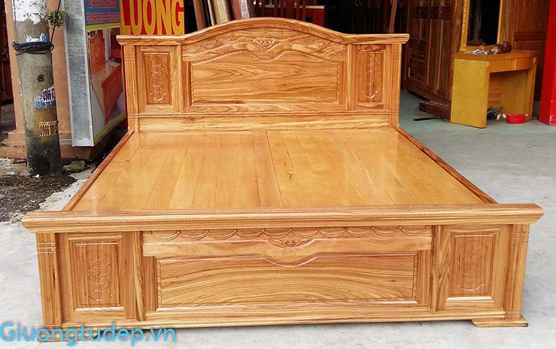 Mẫu giường gỗ hương vân GN33 với thiết kế cổ điển mang màu sắc tươi sáng đầy vẻ quý tộc và sang trọng