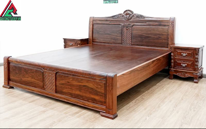 Mẫu giường gỗ mun GN74 dạt phản kiểu đục hoa lá tây với màu nâu thẩm thể hiện sự sang trọng, đẳng cấp riêng biệt