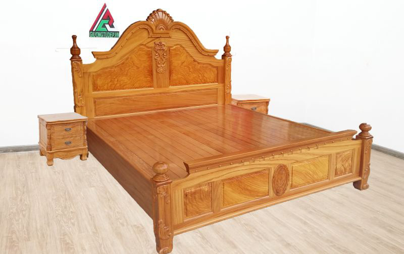 Giường ngủ đỏ 1m8x2m được làm từ gỗ gõ đỏ với chiều rộng 1m8 và chiều dài là 2m