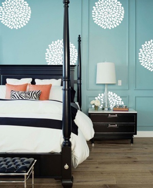 Dán đề can tường phòng ngủ là cách nhanh và rẻ tiền để có không gian cá tính hoặc tinh tế tùy sở thích chủ nhân.