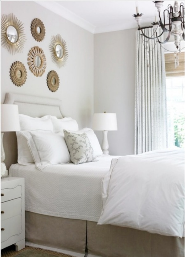 Phòng ngủ màu trắng sang trọng hơn nhờ bộ gương nhỏ nhưng được thiết kế tinh tế với tông màu đồng.