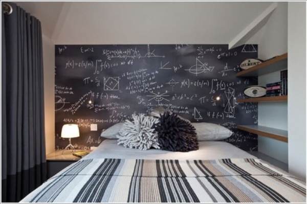 Tấm bảng đen được lựa chọn làm đầu giường giúp thay đổi không khí của căn phòng khi bạn muốn.