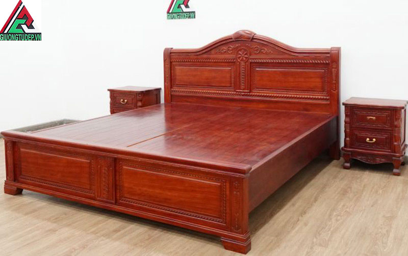 Giường ngủ gỗ căm xe 1m8x2m nổi bật với màu đỏ thẩm mang nét trầm ấm