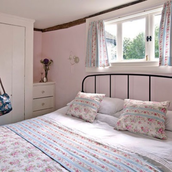 Căn phòng ngập màu hồng nhạt với giường khung sắt cũng mang đến căn phòng phảng phất màu thời gian.