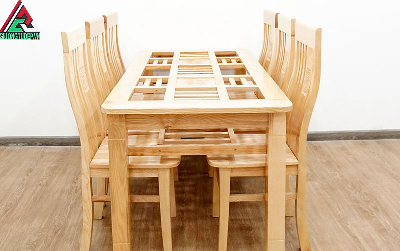 Bàn ghế ăn gỗ sồi có những đặc trưng nhất định về màu sắc vân gỗ