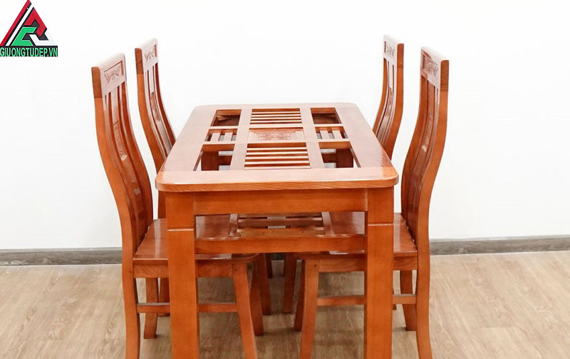 Bàn gỗ sồi có 2 gam màu chính 