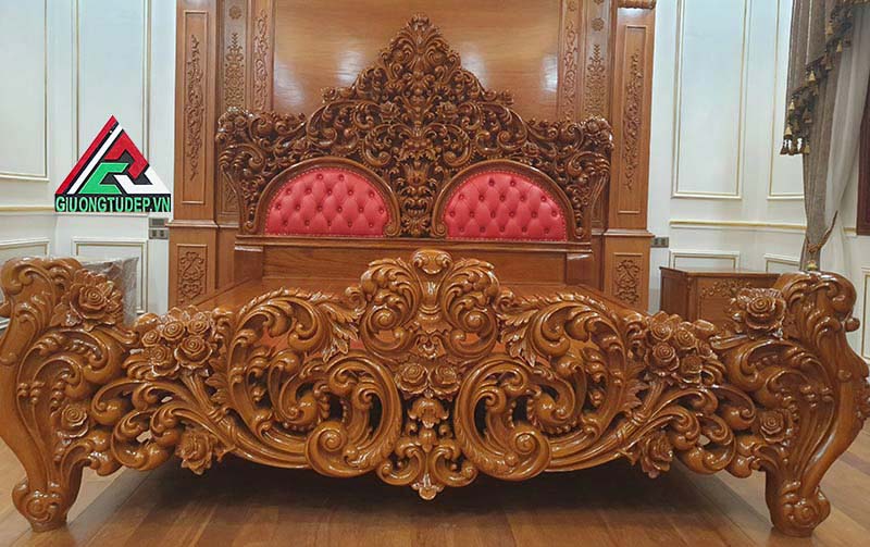 Giường gỗ gõ đỏ GN01 có phần đầu và đuôi giường chạm khắc theo phong cách quý tộc với những hoa văn cầu kỳ, sống động, được trau chuốt tỉ mỉ, cùng đường nét uyển chuyển đầy nghệ thuật.