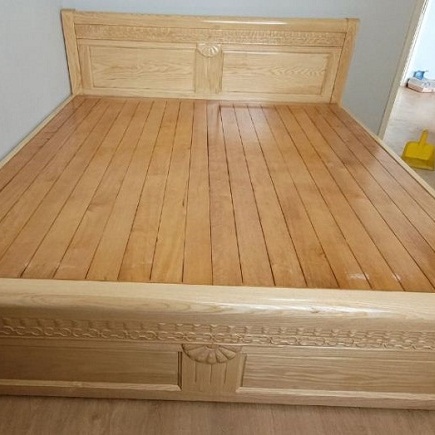 Giao hai giường gỗ sồi GN92 cho khách tại Thới An, Quận 12